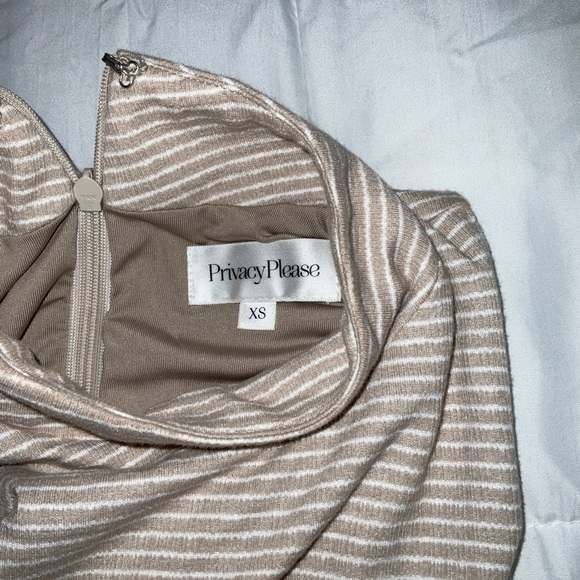 Dresses - Picture 2 of 4